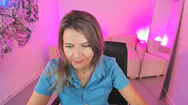 Snapshot of NicoleHitman chatting on July 5, 1:18 pm NicoleHitman online show from July 5, 1:18 pm