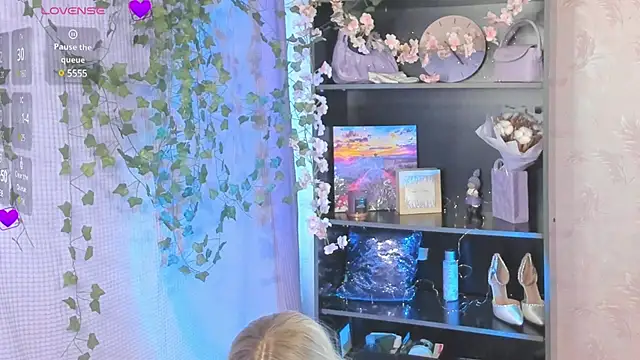 Snapshot of MelissaMillton chatting on March 11, 11:55 am MelissaMillton online show from March 11, 11:55 am