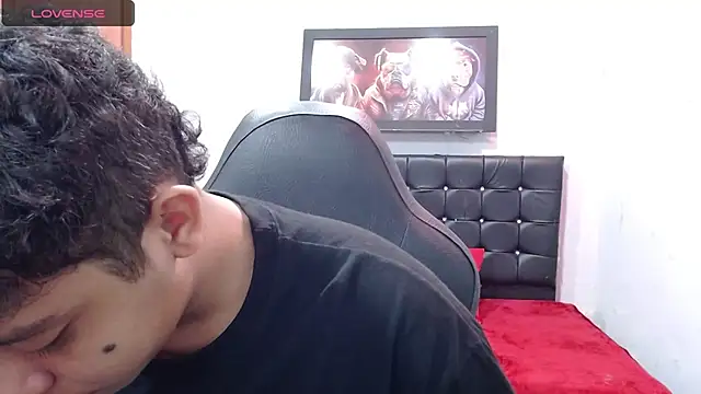 Snapshot of Alejandroo_22 chatting on March 18, 2:15 pm Alejandroo 22 online show from March 18, 2:15 pm