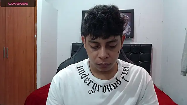 Snapshot of Alejandroo_22 chatting on March 20, 6:31 pm Alejandroo 22 online show from March 20, 6:31 pm