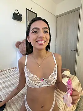 ZaraLuuv online show from April 5, 6:05 pm