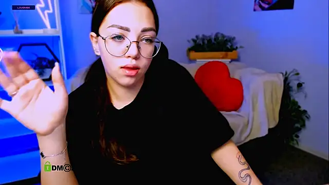 Snapshot of kiki_swan chatting on March 17, 7:24 am kiki swan online show from March 17, 7:24 am