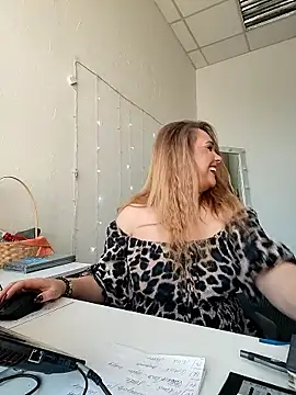 Juicy PeachLux online show from October 8, 6:00 am