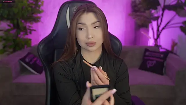 Snapshot of Billie054 chatting on April 11, 6:40 am Billie054 online show from April 11, 6:40 am