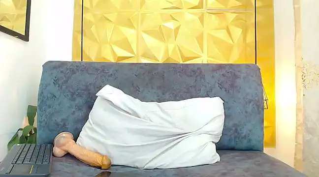 Snapshot of Small_Hot19 chatting on March 11, 5:46 pm Small Hot19 online show from March 11, 5:46 pm