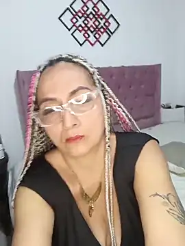 Snapshot of AlessandraLeroy chatting on December 18, 1:33 am AlessandraLeroy online show from December 18, 1:33 am