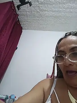 Snapshot of AlessandraLeroy chatting on December 19, 1:45 am AlessandraLeroy online show from December 19, 1:45 am