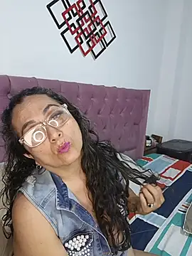 Snapshot of AlessandraLeroy chatting on January 15, 1:21 am AlessandraLeroy online show from January 15, 1:21 am