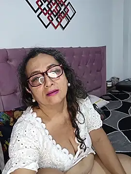 Snapshot of AlessandraLeroy chatting on February 3, 1:04 am AlessandraLeroy online show from February 3, 1:04 am