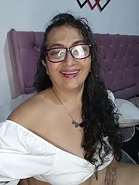 Snapshot of AlessandraLeroy chatting on February 5, 2:27 am AlessandraLeroy online show from February 5, 2:27 am