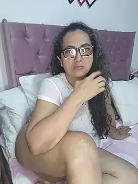 Snapshot of AlessandraLeroy chatting on February 8, 2:59 am AlessandraLeroy online show from February 8, 2:59 am