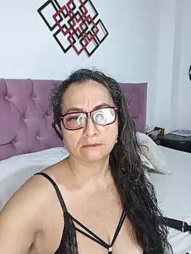 Snapshot of AlessandraLeroy chatting on February 22, 2:13 am AlessandraLeroy online show from February 22, 2:13 am