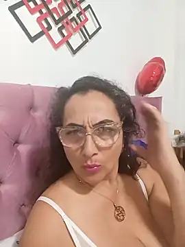 Snapshot of AlessandraLeroy chatting on April 18, 2:26 am AlessandraLeroy online show from April 18, 2:26 am