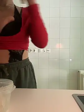 Hannah Kiim online show from April 3, 11:30 am