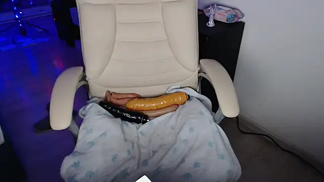 ElssaRush online show from December 17, 6:25 pm