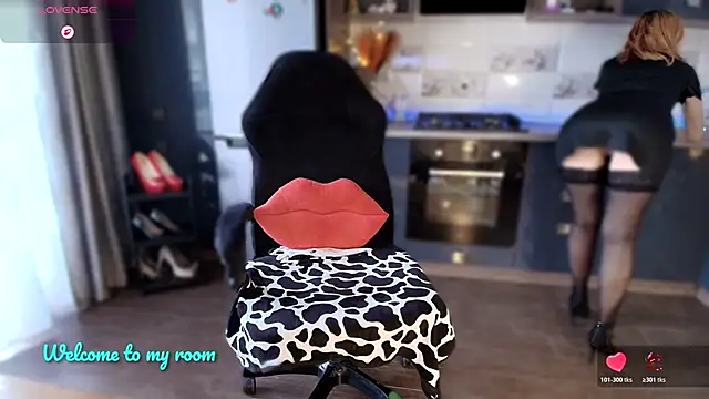 emlana online show from November 3, 1:34 pm