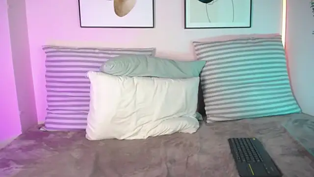 naia xo online show from March 21, 11:23 pm