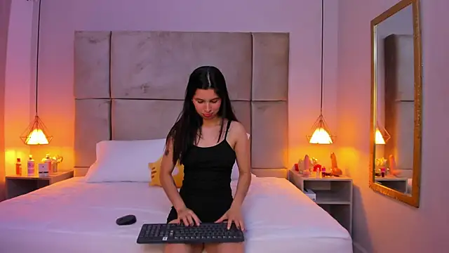 Snapshot of lucianasmith_ chatting on September 27, 12:43 pm lucianasmith online show from September 27, 12:43 pm