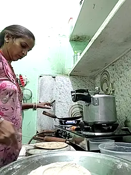 Hotty-Nidhi online show from April 11, 4:00 pm