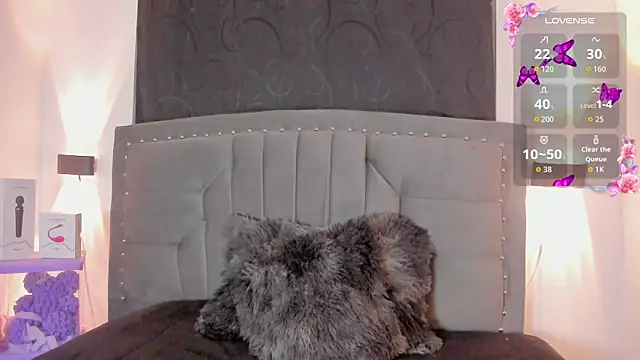 Lilith Thompson online show from December 18, 11:33 pm