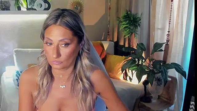 Snapshot of SarahAlluring chatting on July 14, 1:50 pm SarahAlluring online show from July 14, 1:50 pm