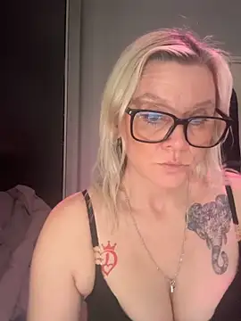 Curvy-Cleo online show from February 13, 11:50 am