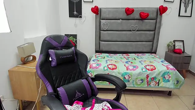 Tania Duque online show from April 14, 1:50 pm