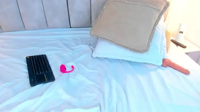 Snapshot of Sofiia_Rossee_ chatting on March 14, 11:32 pm Sofiia Rossee online show from March 14, 11:32 pm