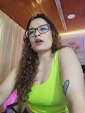 Snapshot of Rose_Thompson1 chatting on June 2, 1:35 pm Rose Thompson1 online show from June 2, 1:35 pm