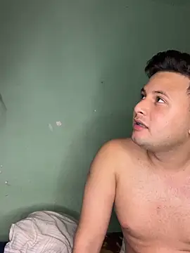 Snapshot of Mr_brian03 chatting on December 19, 3:35 am Mr brian03 online show from December 19, 3:35 am