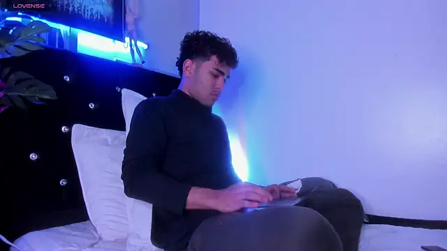 Snapshot of LucasCarterr_ chatting on November 9, 3:27 am LucasCarterr online show from November 9, 3:27 am