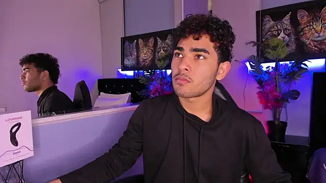 Snapshot of LucasCarterr_ chatting on November 27, 4:36 am LucasCarterr online show from November 27, 4:36 am