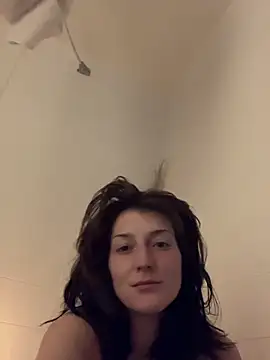 2brokegirlz online show from March 14, 7:04 am