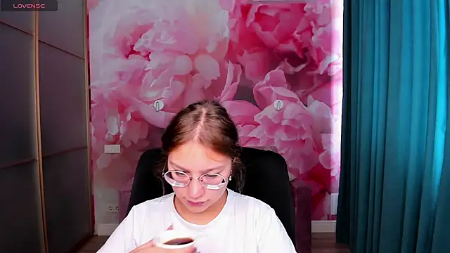 AngelinaLow online show from September 28, 11:26 am