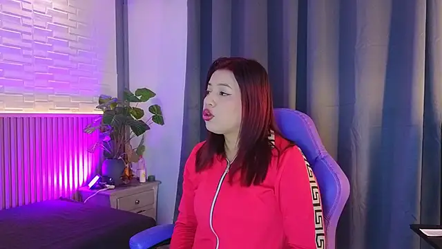 TiffanyWalk online show from December 18, 11:38 am