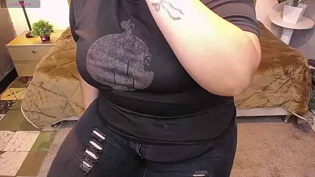 Snapshot of ailyn_maury chatting on April 6, 1:34 pm ailyn maury online show from April 6, 1:34 pm