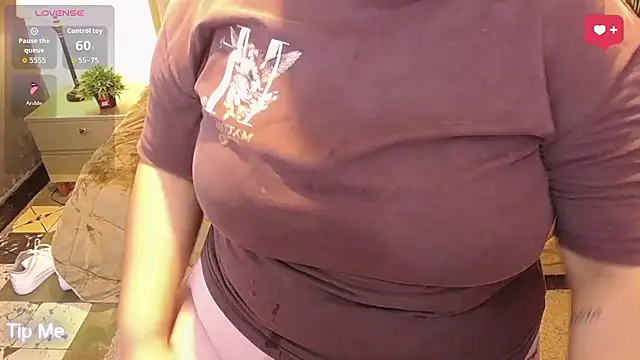 Snapshot of ailyn_maury chatting on April 8, 1:33 pm ailyn maury online show from April 8, 1:33 pm