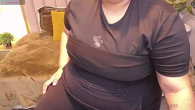 Snapshot of ailyn_maury chatting on April 12, 2:00 pm ailyn maury online show from April 12, 2:00 pm