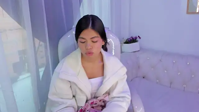 Pretty Johnson  online show from November 23, 12:16 pm