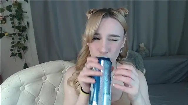 Mia  Kitty online show from March 19, 3:09 am