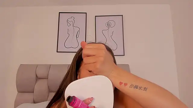 Hanna Evans   online show from September 11, 12:05 pm