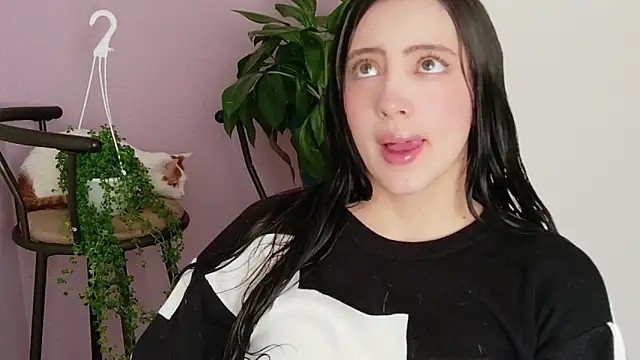 Snapshot of Rebbecawhite_meow chatting on April 5, 5:10 pm Rebbecawhite meow online show from April 5, 5:10 pm