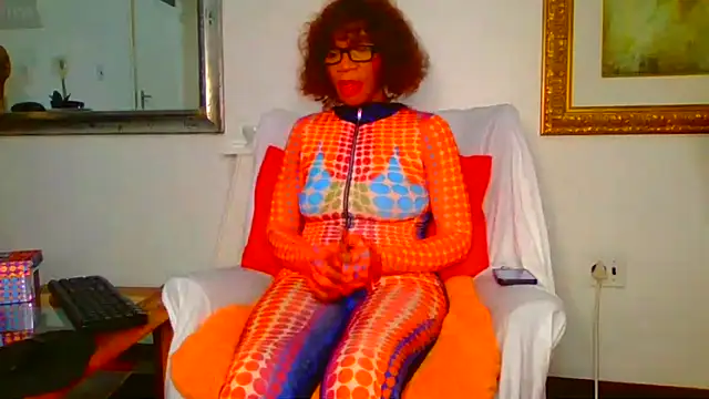 ModelZoee online show from November 17, 5:30 pm