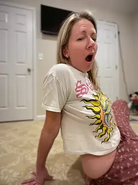 Snapshot of LittleMsMILF chatting on February 24, 6:55 am LittleMsMILF online show from February 24, 6:55 am