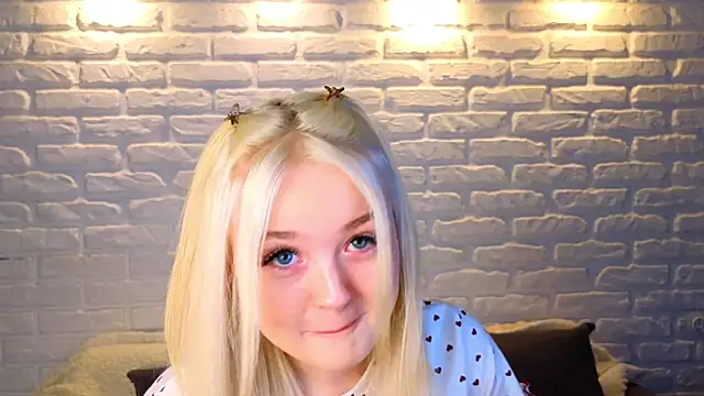 Snapshot of minigirl chatting on March 23, 4:05 am minigirl online show from March 23, 4:05 am