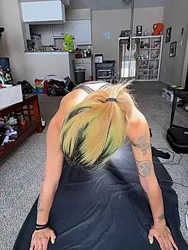 Snapshot of Harley_cams chatting on November 12, 4:18 pm Harley cams online show from November 12, 4:18 pm