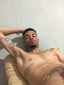 Snapshot of HenriquePhn chatting on February 5, 2:38 am HenriquePhn online show from February 5, 2:38 am