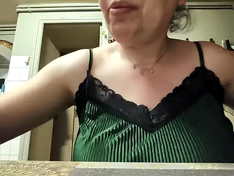 mimi19820 online show from April 19, 1:32 pm