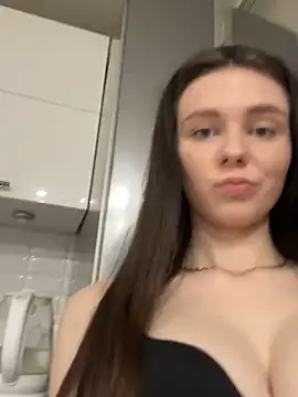 Snapshot of MilaBee chatting on March 21, 12:28 pm MilaBee online show from March 21, 12:28 pm