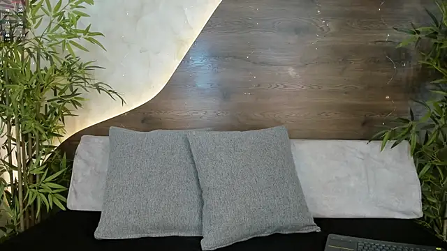 mia lacy  online show from December 1, 8:03 pm